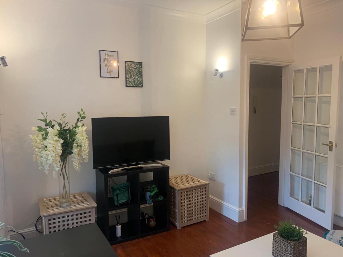 Unique 2 Bedroom Apartment In London/ Excel / Olympic City Close To Central Line Tube Station With Gated Parking Space Exterior photo