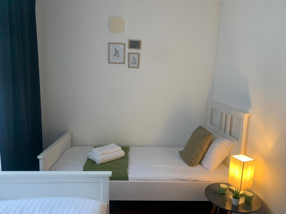 Unique 2 Bedroom Apartment In London/ Excel / Olympic City Close To Central Line Tube Station With Gated Parking Space Exterior photo