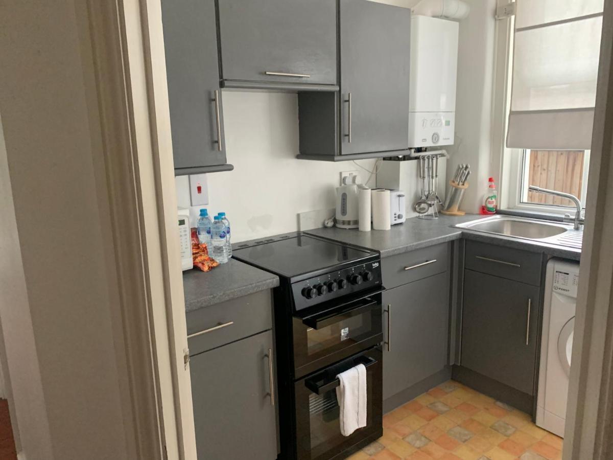 Unique 2 Bedroom Apartment In London/ Excel / Olympic City Close To Central Line Tube Station With Gated Parking Space Exterior photo