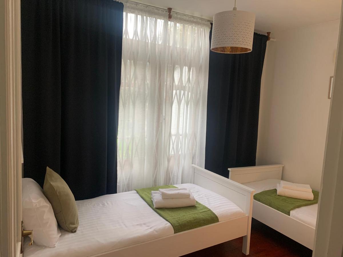 Unique 2 Bedroom Apartment In London/ Excel / Olympic City Close To Central Line Tube Station With Gated Parking Space Exterior photo