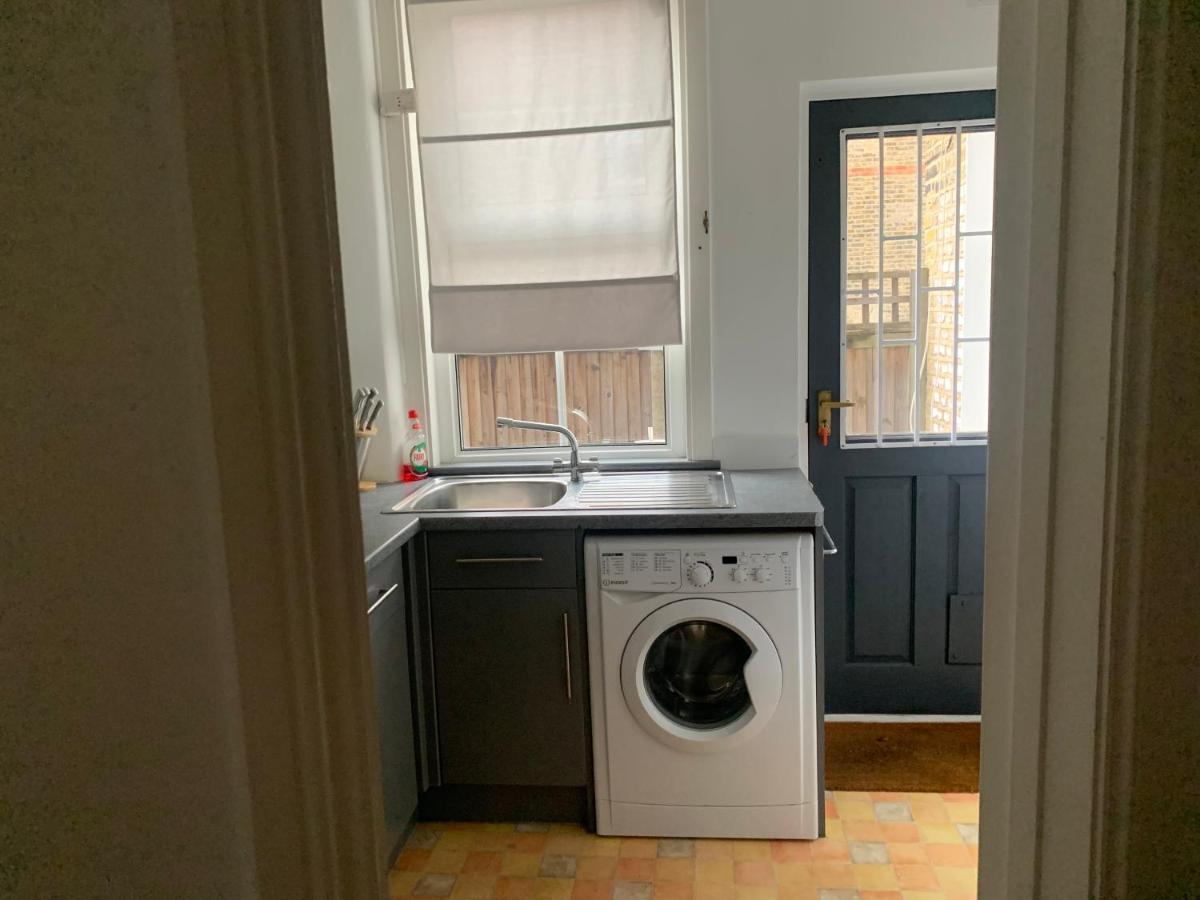 Unique 2 Bedroom Apartment In London/ Excel / Olympic City Close To Central Line Tube Station With Gated Parking Space Exterior photo
